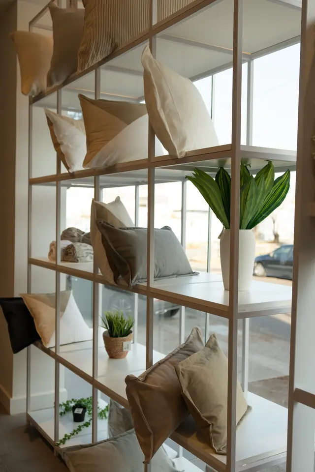 Estantería con objetos decorativos
